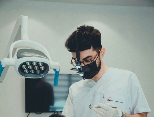 Dental student meeting with a financial planner