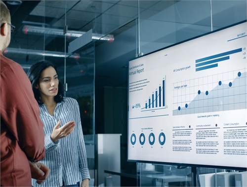 image_of_wealth_advisor_assessing_data_to_advise_clients