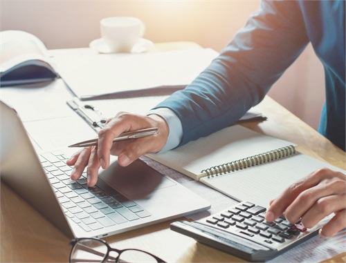 image_of_wealth_advisor_calculating_finances