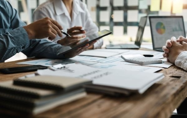 Balancing Growth and Risk: The Importance of Diversification in a Tech-Driven Market