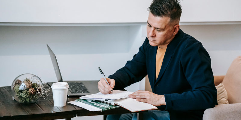 Full-Time Work and Side Hustles: Benefits and Challenges