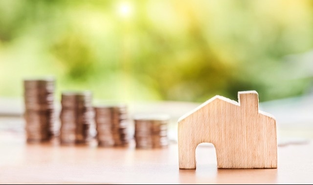 Should You Refinance Now or Wait? A 2026 Guide to Mortgage Rates, Payoff vs. Investing, and Smart Ho