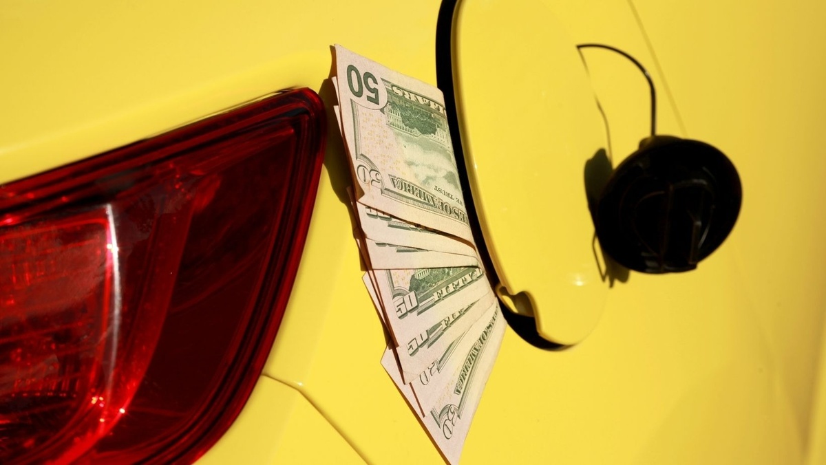 10 Ways to Save Money at the Pump in 2022