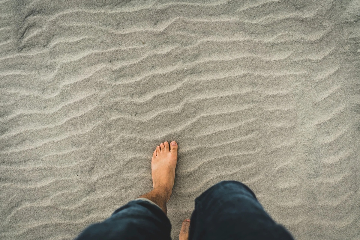Grounding: Reconnect with the Earth to Heal & Thrive
