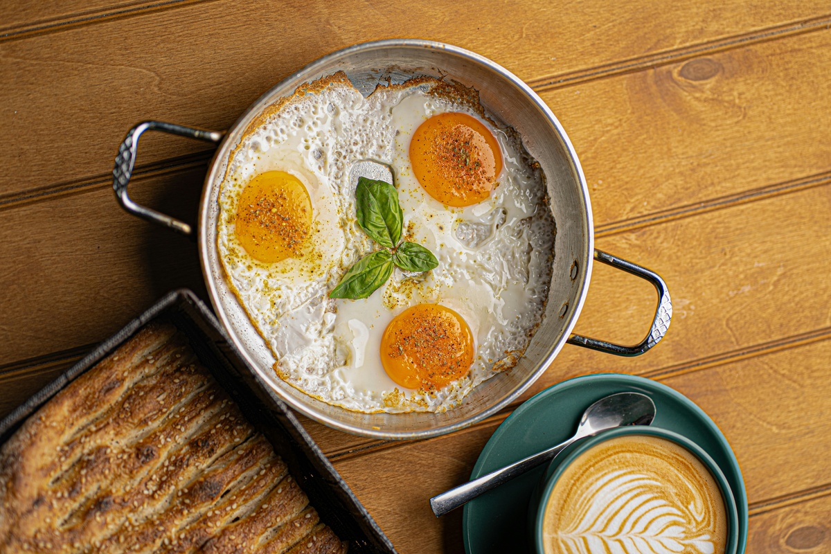 What is a good monthly food budget for a retired couple?