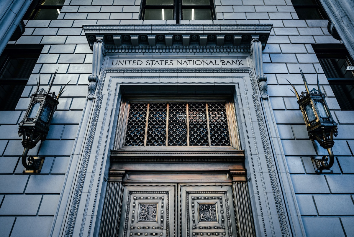 WHAT CAN INVESTORS LEARN FROM THE BANKS?