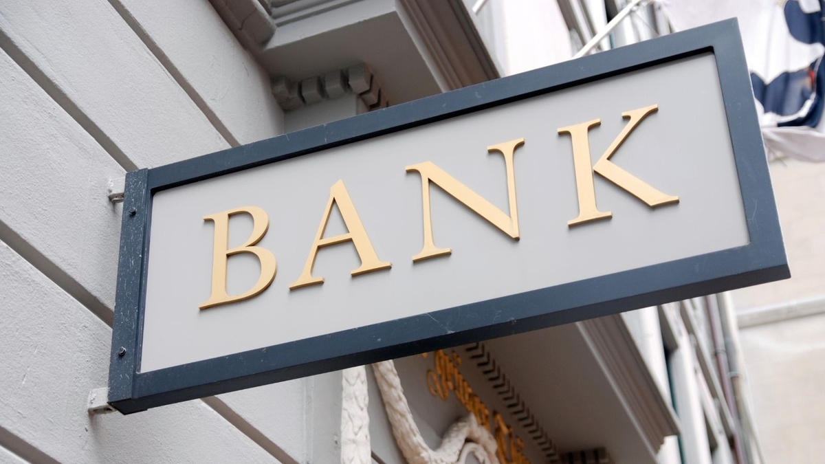 SVB & Signature Bank Collapsed: Why Banks Fail & How to Protect Your Savings