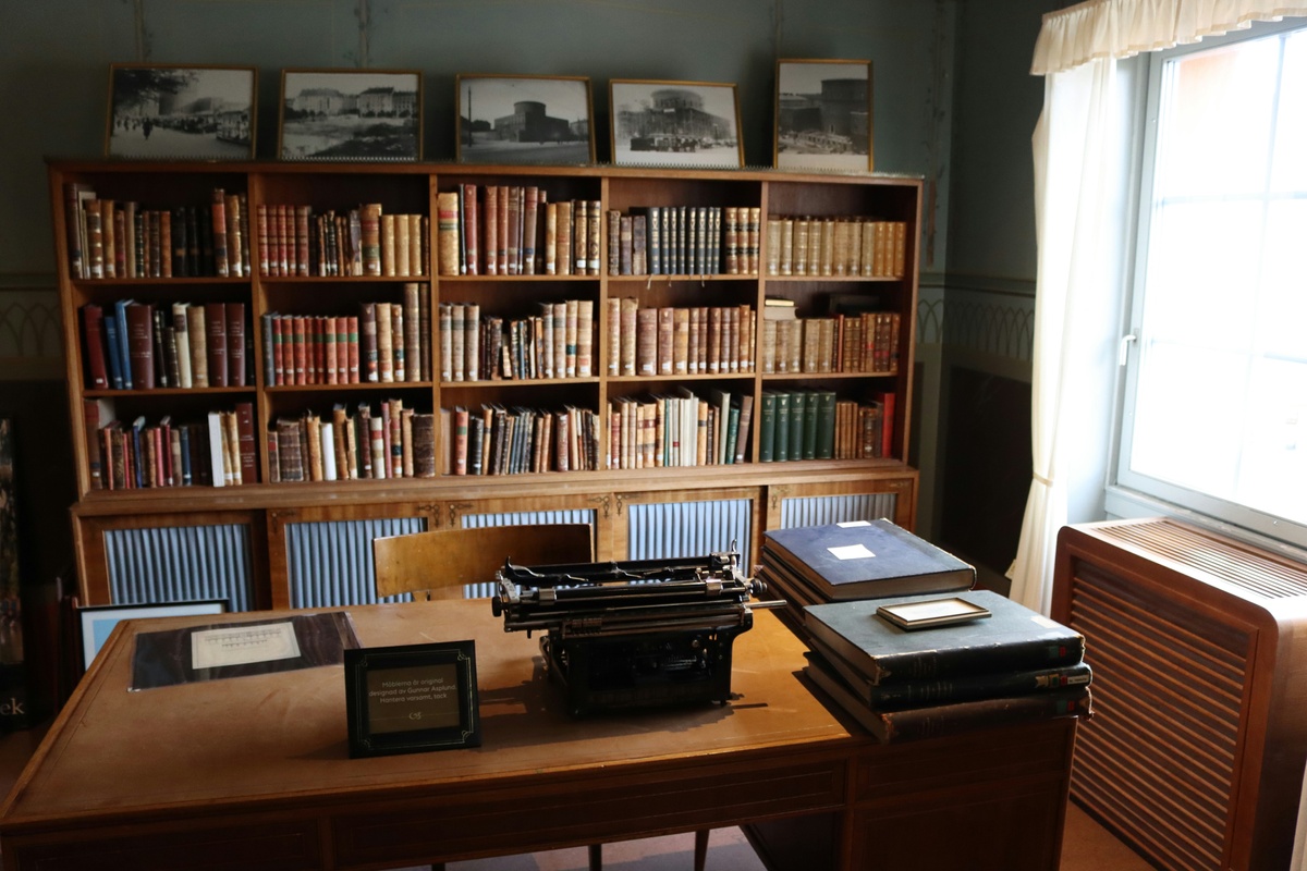 Be a Historian, Not a Detective