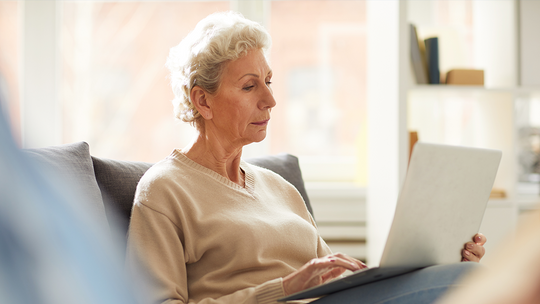 A 2025 Guide to Protecting Seniors from Fraud