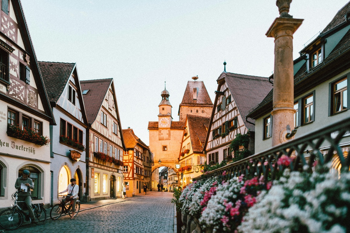 What's On the Horizon: The Best Times to Buy and Travel