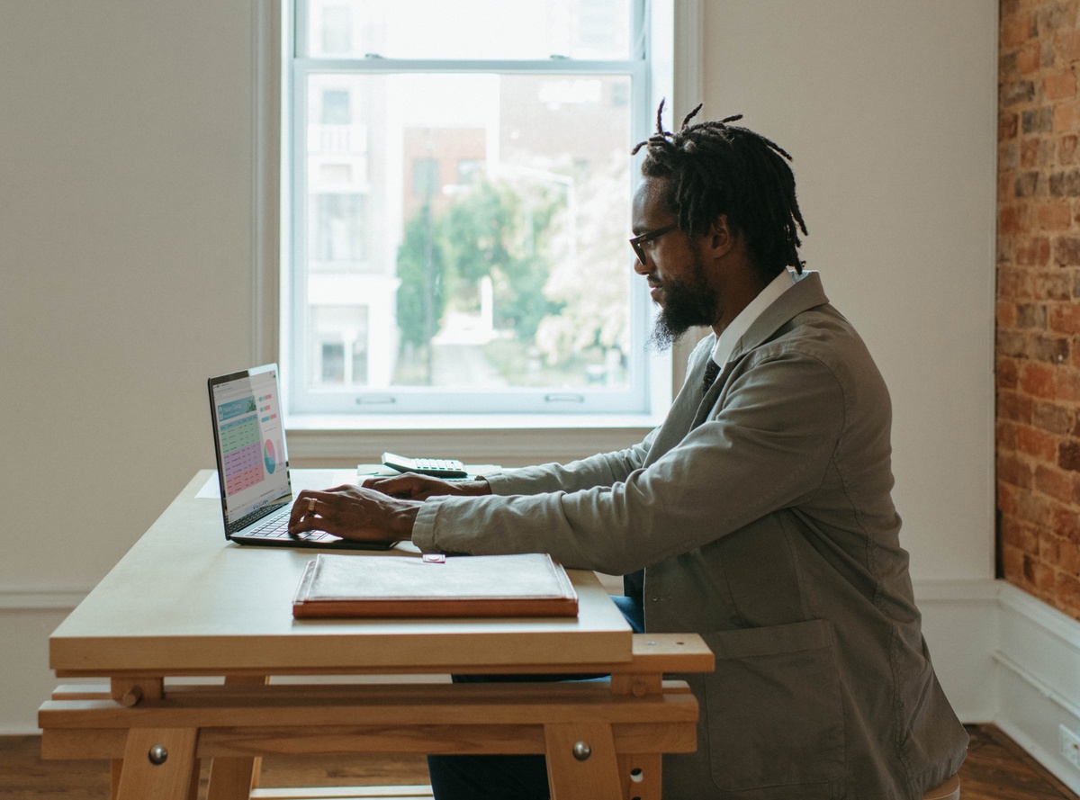4 Tips for an Ergonomic Home Office [Infographic]