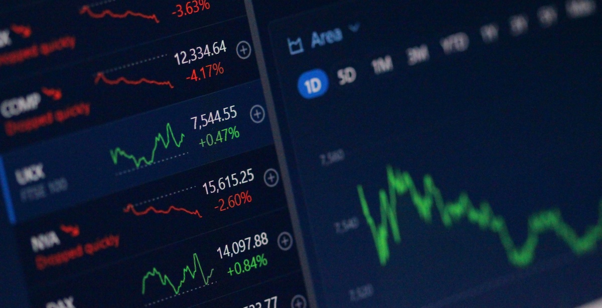 DIY Investing vs. Roboadvisor vs. Financial Advisor: Pros and Cons