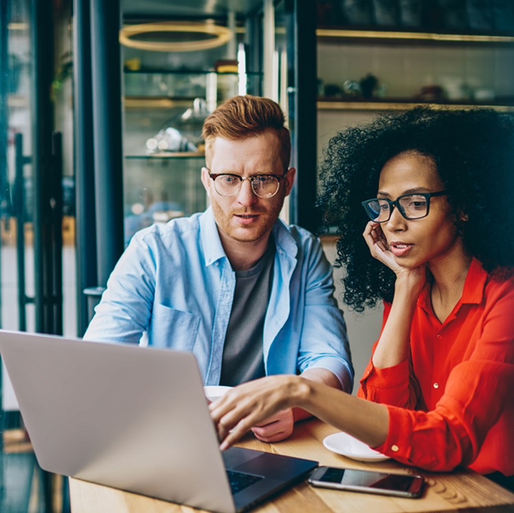 2 young adults working in a cafe