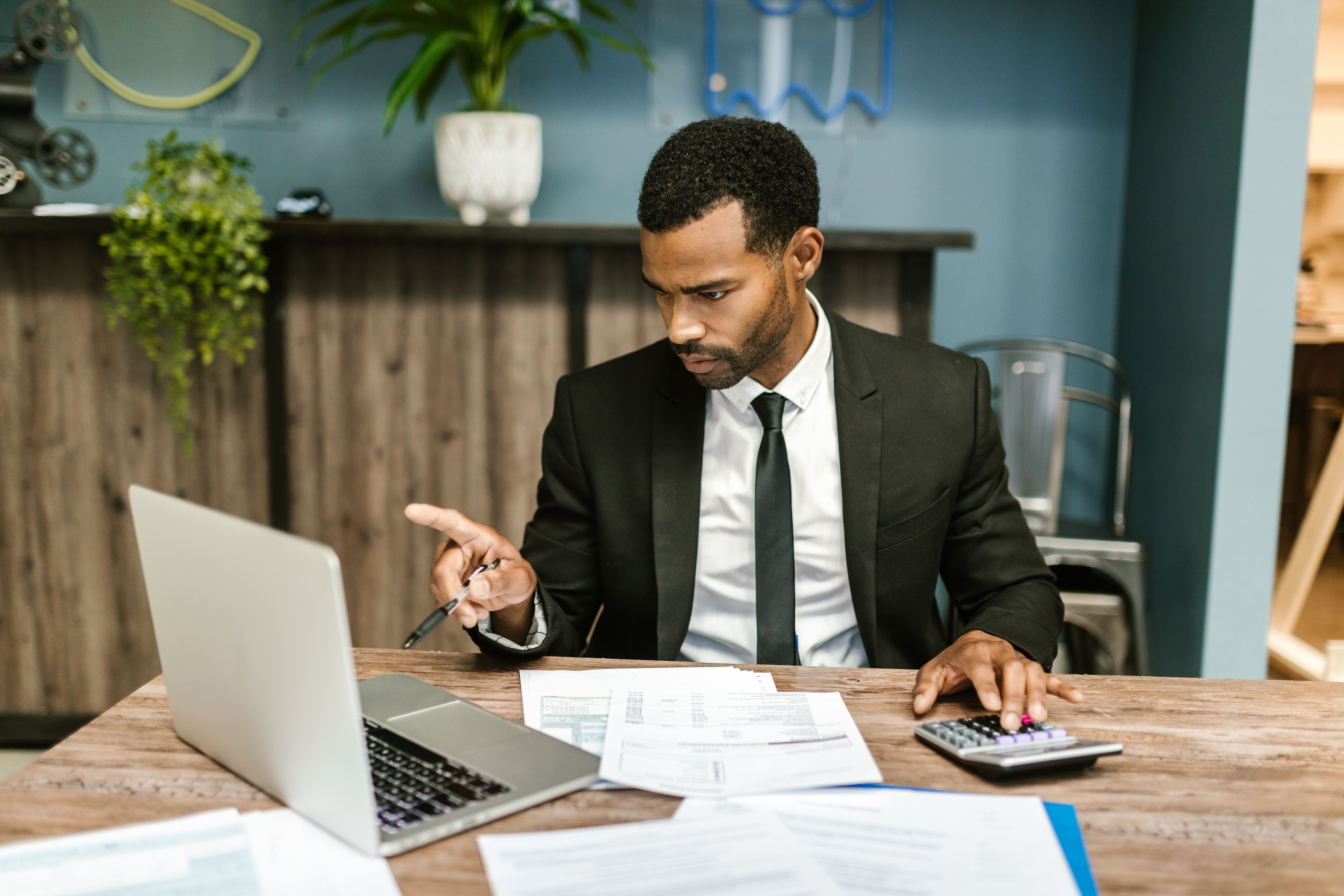 Black business owner working with fiduciary financial advisor — financial planning for Black entrepreneurs