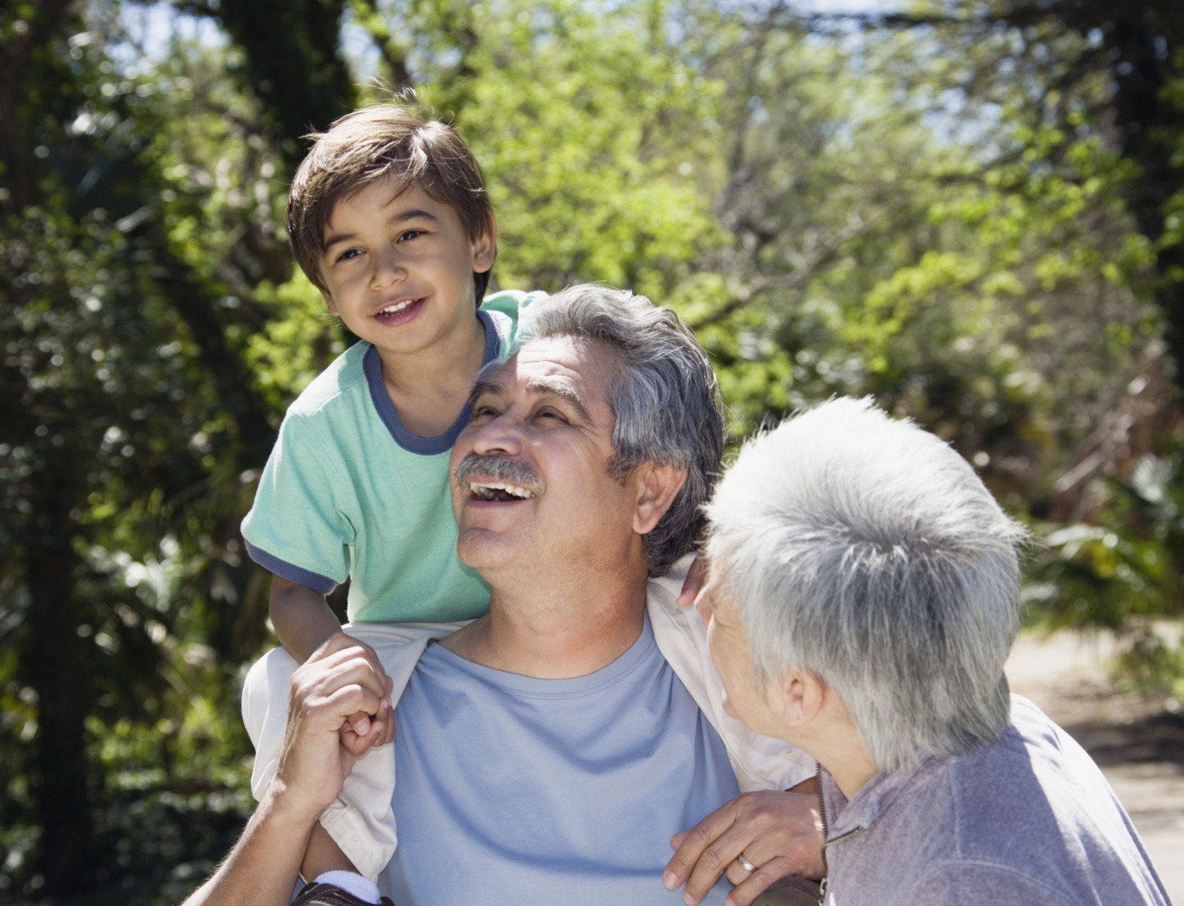 grandchild-with-grandparents