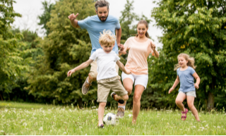 Kids-playing-in-yard