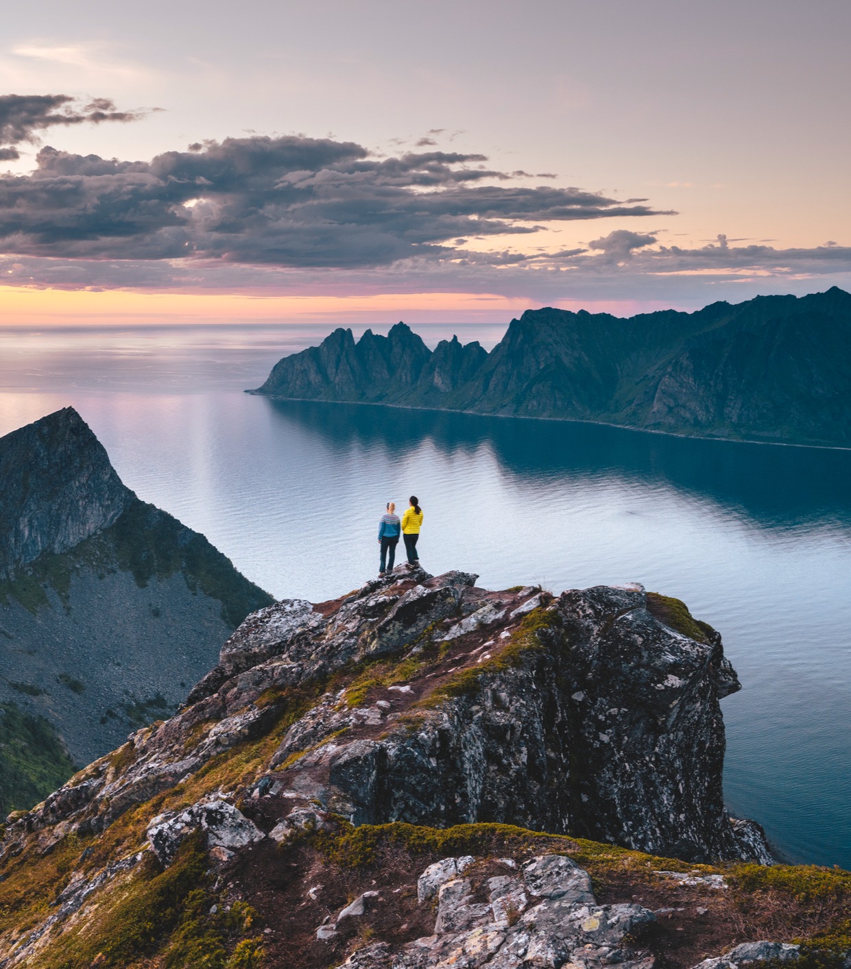 couple-on-mountain-looking-at-sea