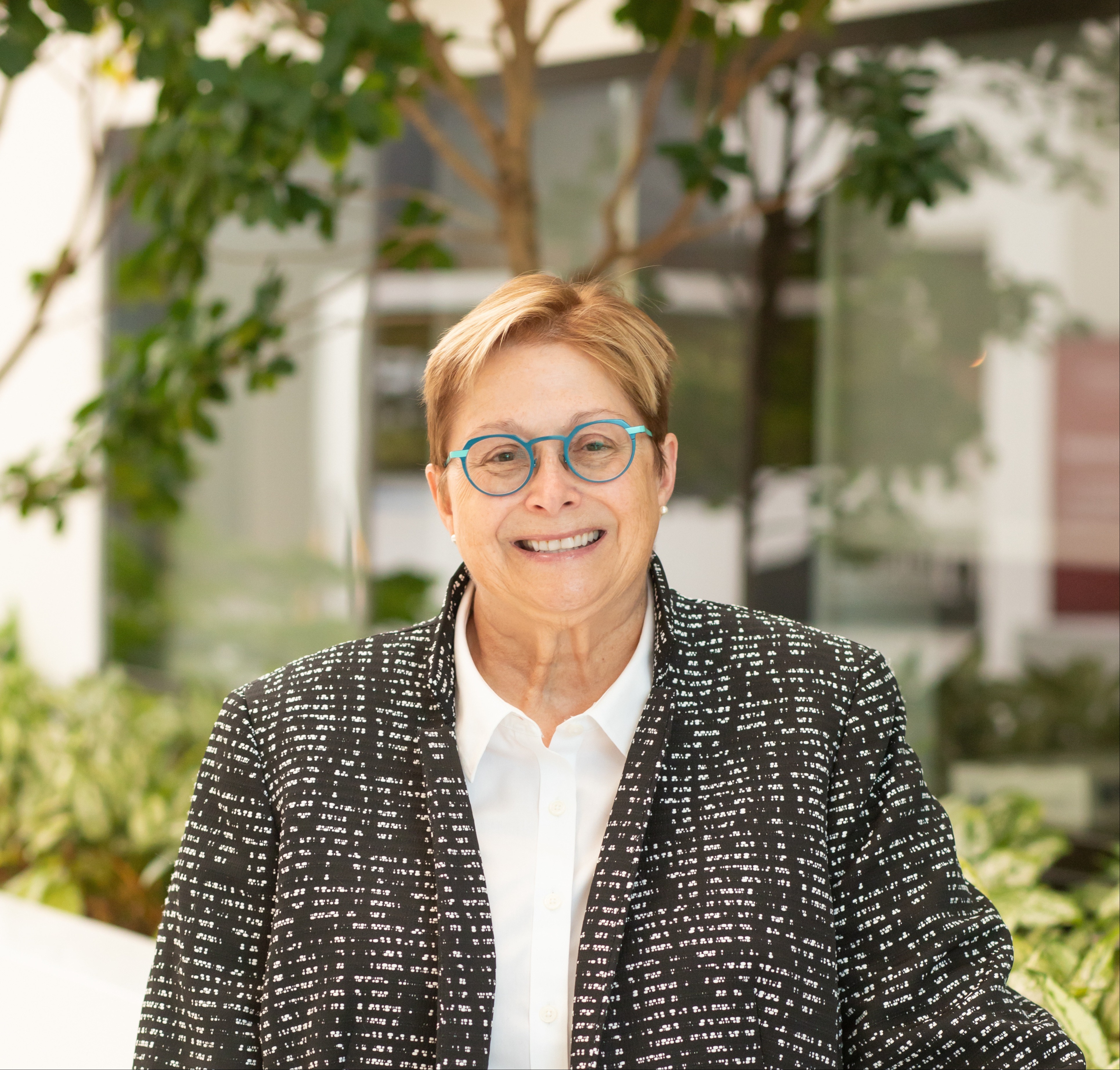 Speak with a neighborhood advisor to learn how <strong>we help you reach your goal.</strong>