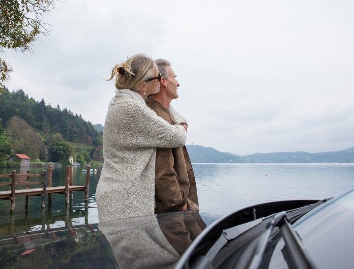 Couple-embracing-eachother-at-lake