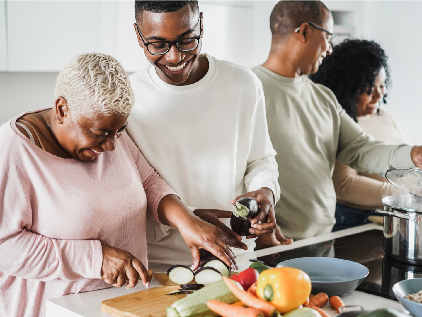 In kitchen - Extended familly cutting vegtables