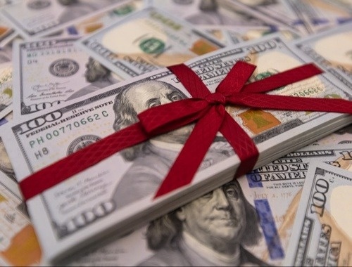Pros and Cons of Gifting Money to Your Heirs
