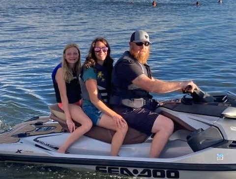Jacklyn Lundquist boating with her family