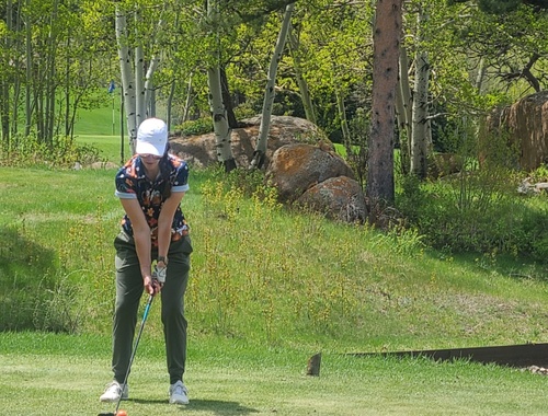 Jacklyn Lundquist golfing